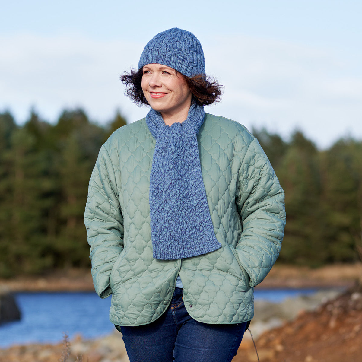 Riley Wavy Cables Mütze und Schal – Strickmuster (PDF-Download)