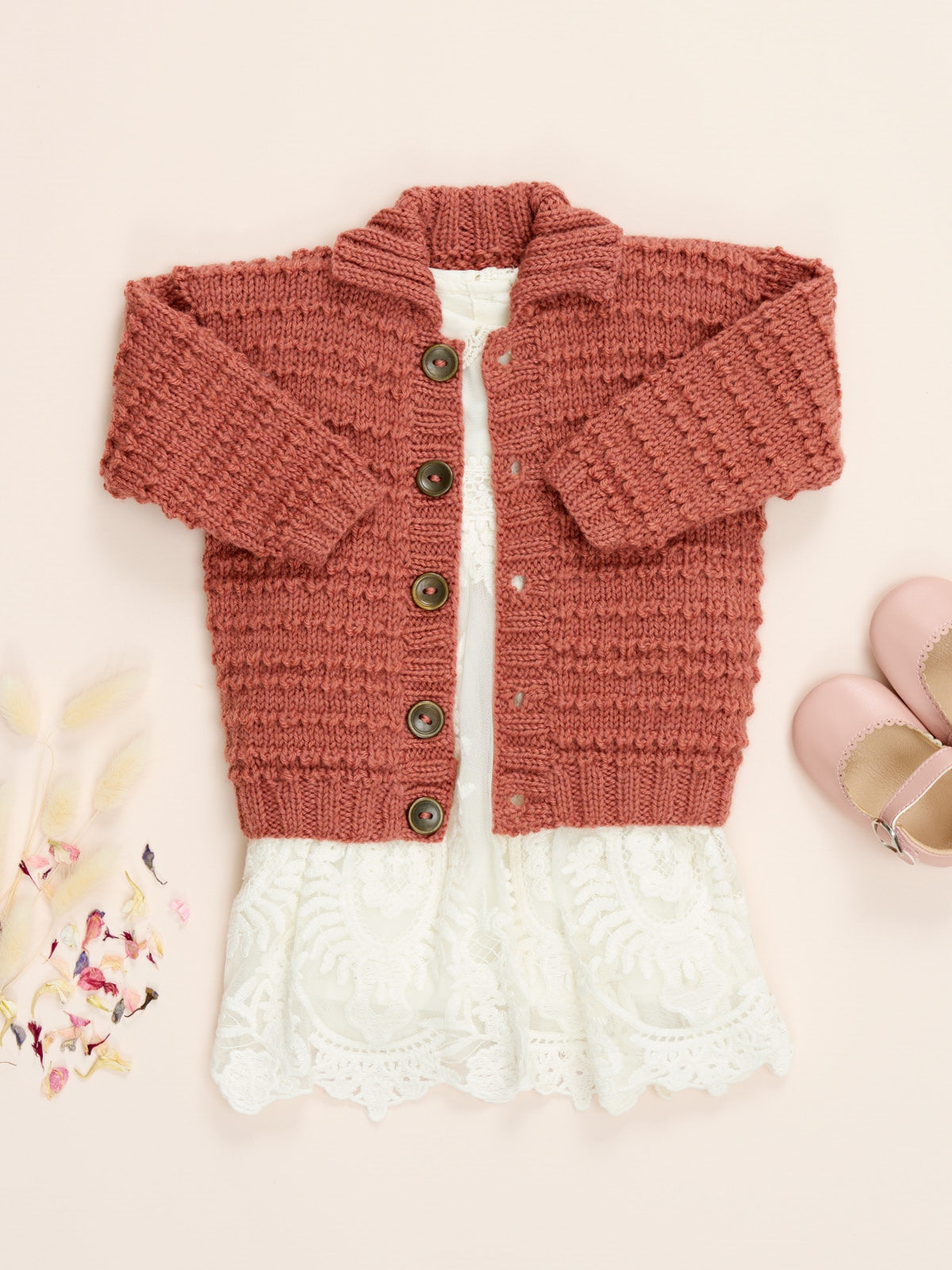 WYS Charlie Strickset: Strukturierter Kapuzenpullover und Cardigan in Bo Peep DK von Sarah Hatton