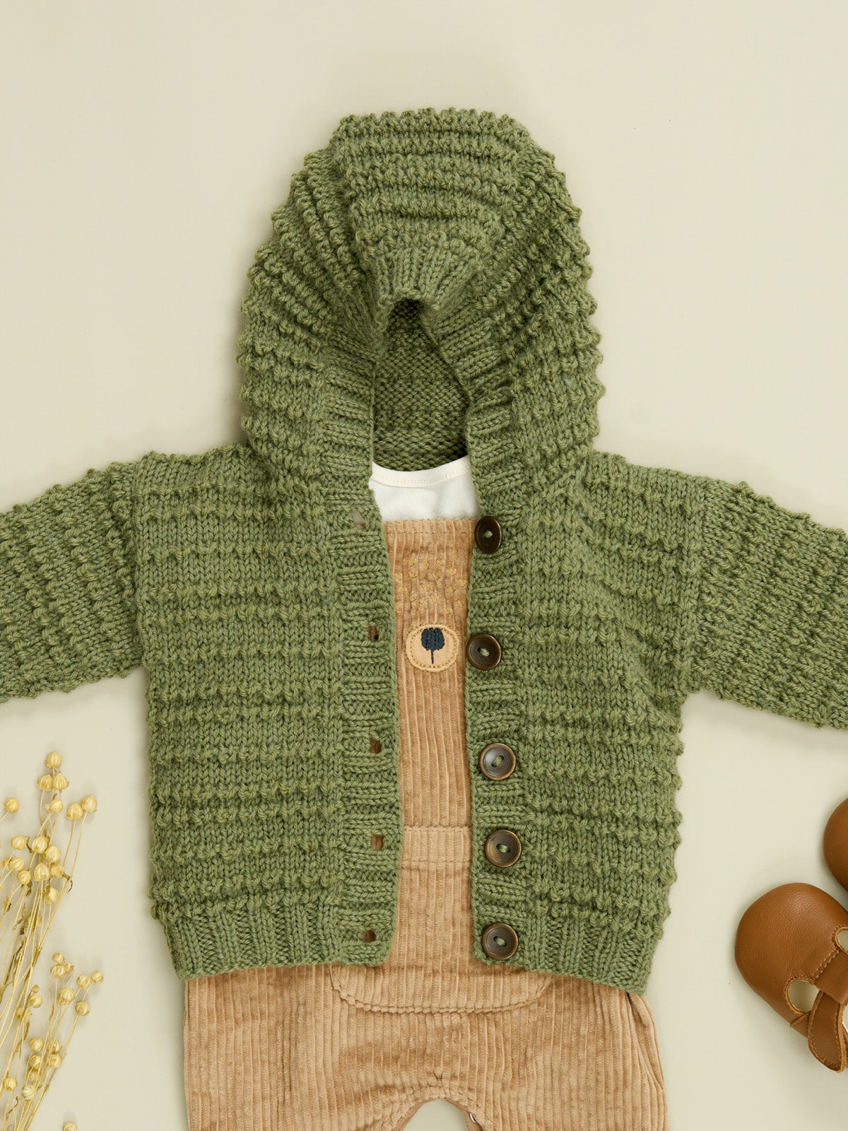 WYS Charlie Strickset: Strukturierter Kapuzenpullover und Cardigan in Bo Peep DK von Sarah Hatton
