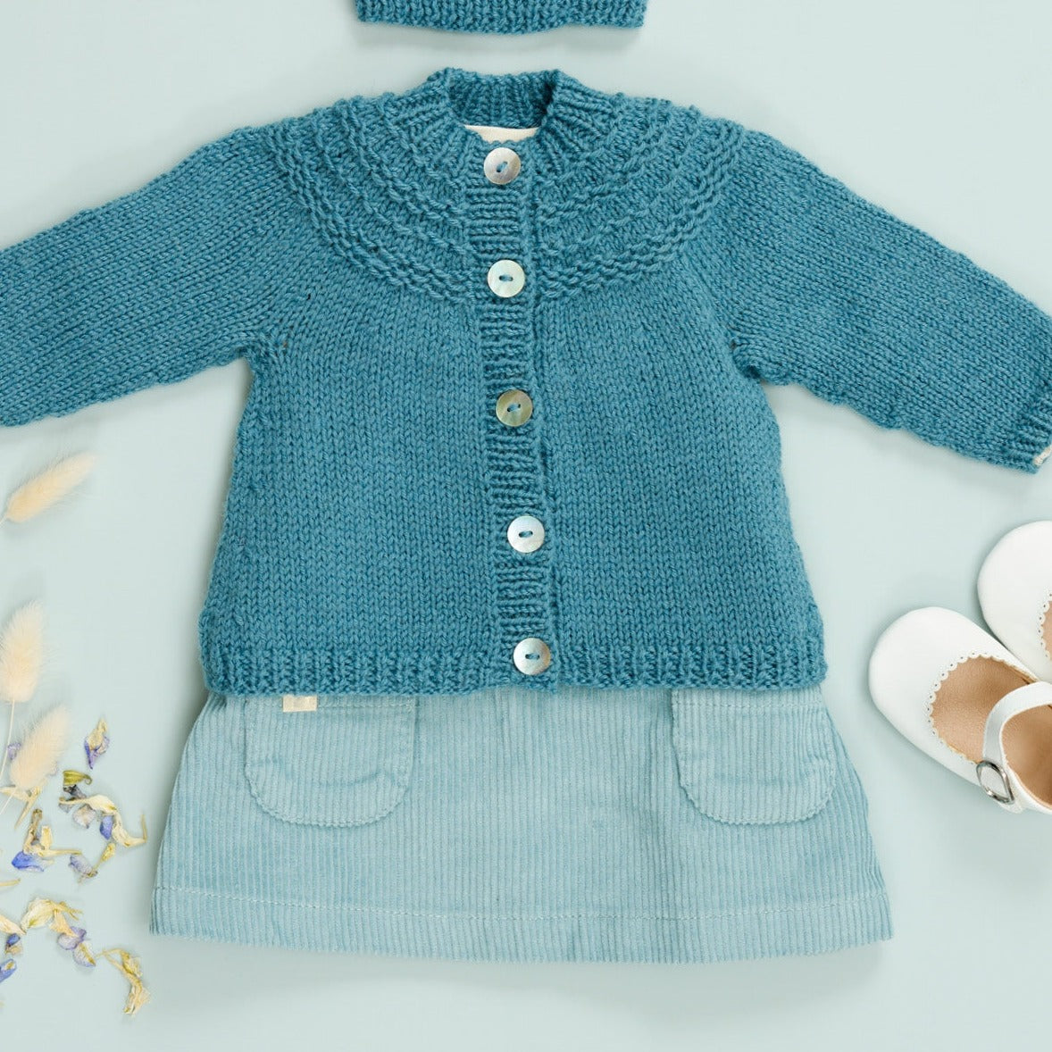 WYS Madeline : Cardigan à empiècement en Bo Peep DK par Sarah Hatton - Kit de tricot