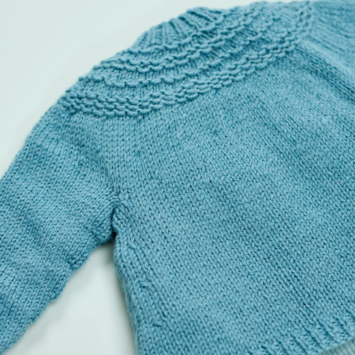 WYS Madeline : Cardigan à empiècement en Bo Peep DK par Sarah Hatton - Kit de tricot