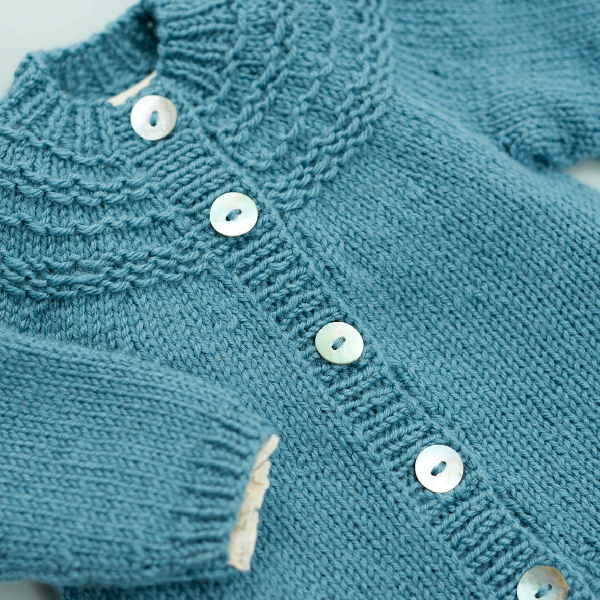 WYS Madeline : Cardigan à empiècement en Bo Peep DK par Sarah Hatton - Kit de tricot