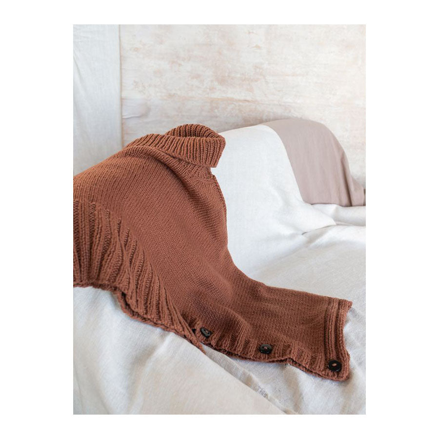 Bloom at Rowan – Blütenponcho für Mama von Erika Knight (herunterladbares PDF)