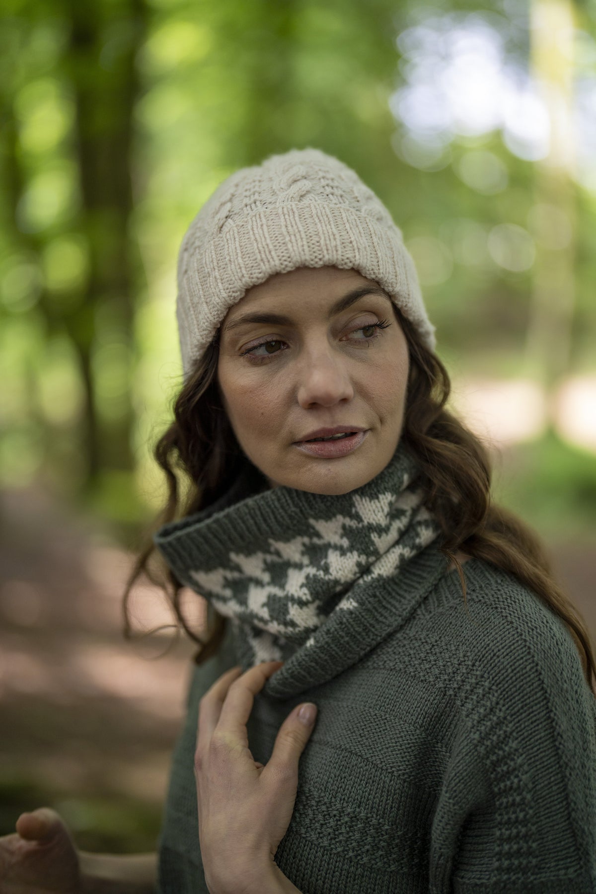 Eglinton Houndstooth Cowl knitted in two shades of Orry Yarn Merino DK