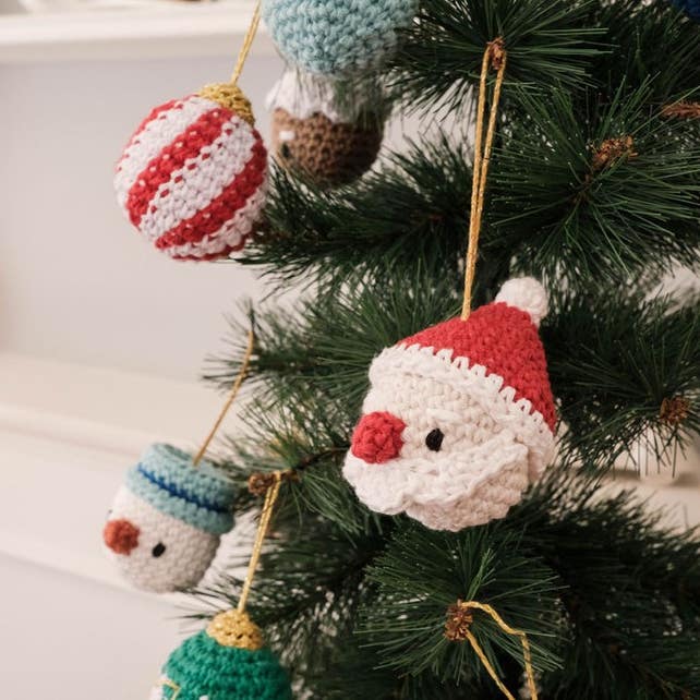 Boules de Noël au pays des merveilles - Kit de crochet