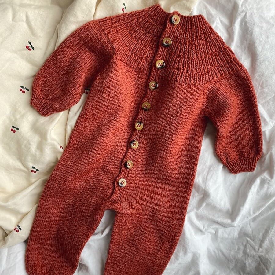 PetiteKnit Ankers Onesie - Strickmuster